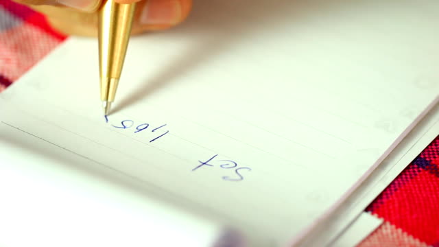 Hombre-escribiendo-índice-de-bolsa-de-valores-en-el-cuaderno