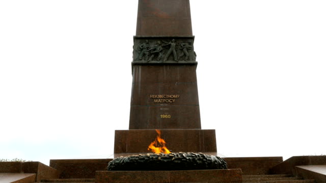 Denkmal-des-Krieges.-Die-ewige-Flamme-am-Denkmal-für-einen-unbekannten-Matrosen,-der-während-des-Großen-Vaterländischen-Krieges-in-der-Stadt-Odessa-starb.