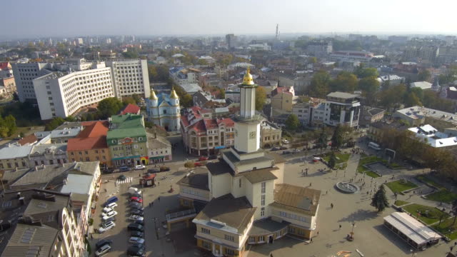 Das-historische-Zentrum-der-Stadt-Ivano-Frankivsk,-Ukraine,-mit-dem-Gebäude-des-Rathauses.