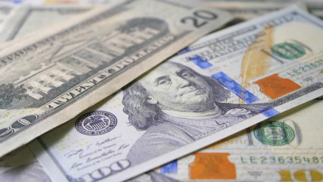 Kreditkarte-mit-Dollar-Banknote-Geld-rotieren-auf-dem-Tisch