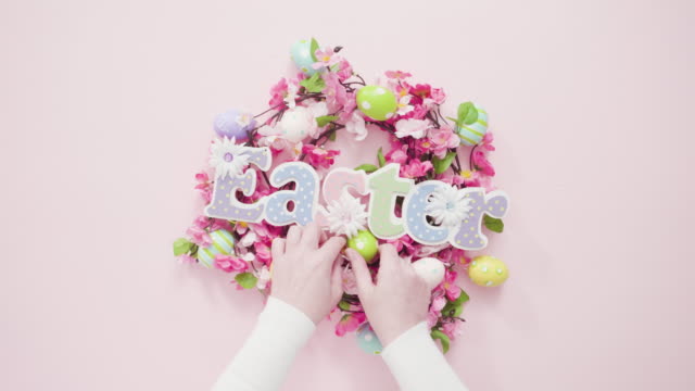 Easter-sign-with-flower-wreath-on-a-pink-background.
