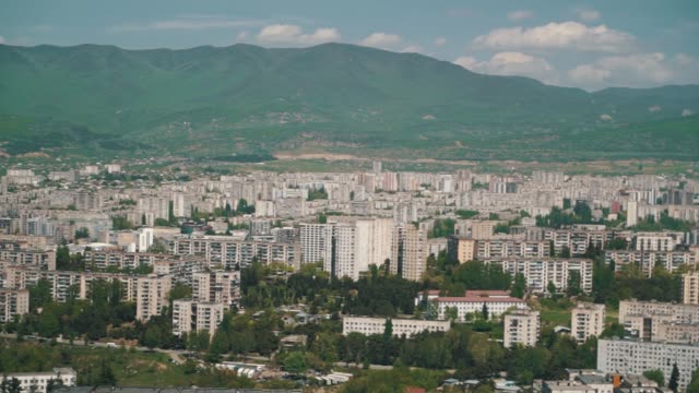 GEORGIA,-TBILISI-CIRCA-MAI-2019--unbekannte-Personen-und-Auto-vom-Hügel-von-Tiflis