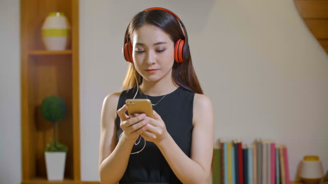 Asiatische-Mädchen-Hören-von-Musik