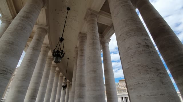 Gran-famosa-columnata-famosa-de-la-Basílica-de-San-Pedro-en-la-ciudad-del-Vaticano-en-Italia