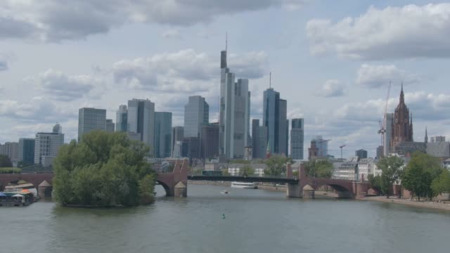 Fliegen-durch-die-Straßen-von-Frankfurt