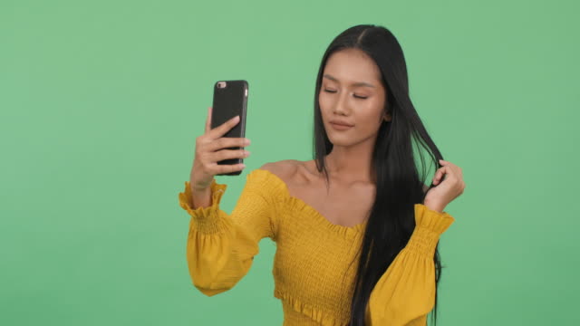 Asian-beautiful-woman-photography-selfie-with-smartphone.-Concept-of-beauty,-fashion-and-social-media.