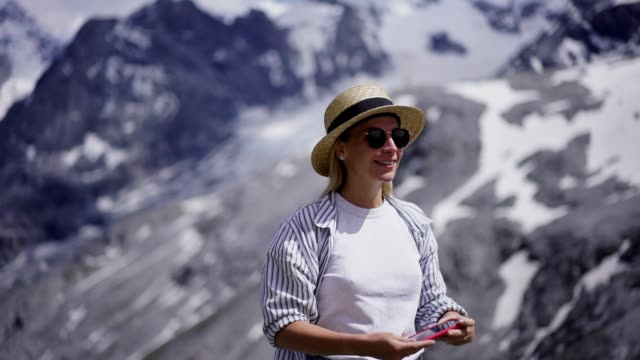 Aufgeregt-kaukasische-Touristin-mit-guter-Roaming-Verbindung-in-den-Bergen-Park-machen-Videoanruf-mit-Freunden