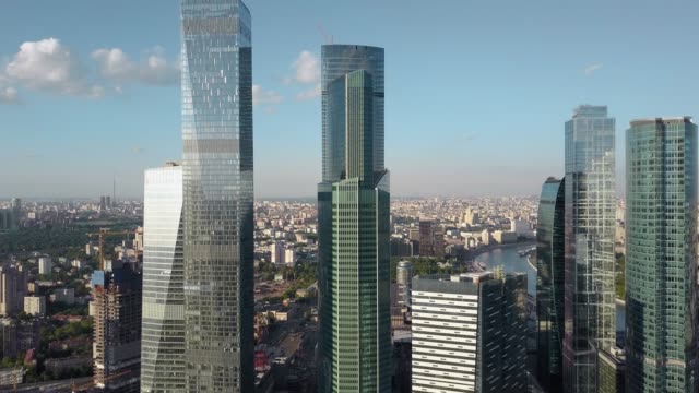 Rascacielos-de-cristal,-contra-el-fondo-de-la-ciudad
