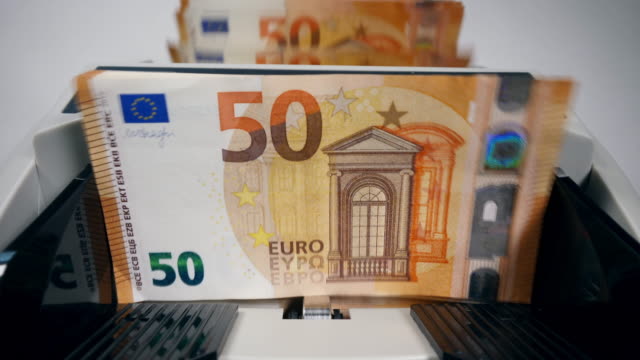 Los-billetes-en-euros-se-cuentan-mediante-un-dispositivo-automático