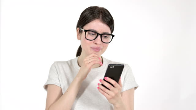 Traurige-junge-Frau-gefühl-enttäuscht-beim-Blick-auf-Telefon-auf-weißen-Hintergrund
