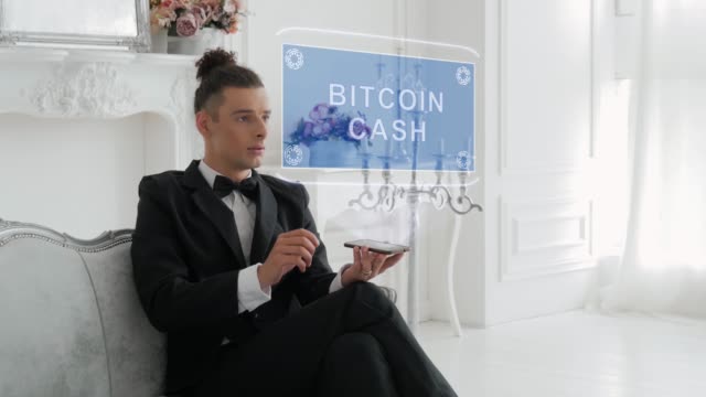 Junger-Mann-verwendet-Hologramm-Bitcoin-Bargeld