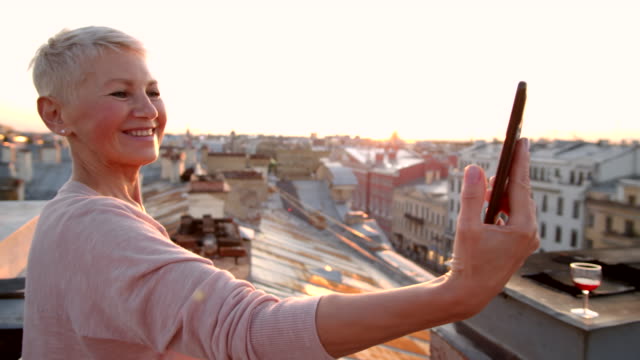 Frau-mit-Kurzhaarschnitt-machen-Selfie-auf-dem-Dach