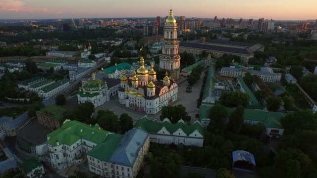 Luftbild-Architektur-Kiew-Pechersk-Lavra-am-Abend-Stadtlandschaft