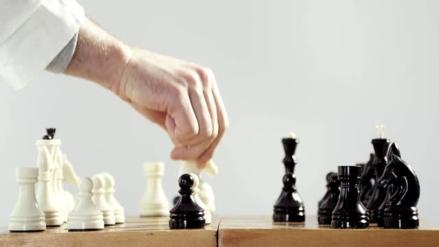Roboterhand-spielt-Schach-mit-menschlicher-Hand.-Hochwertige-Roboter-Handprothese