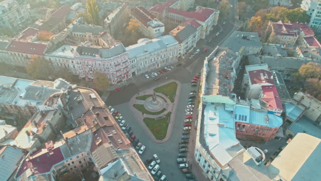 Luftaufnahme-des-Katerynynska-Platzes-mit-Dem-Denkmal-der-Katharina-II.-Des-Großen-in-Odesa