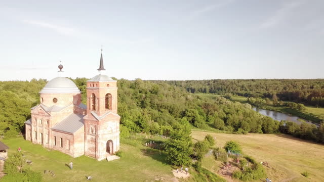 Vista-aérea-del-bosque,-río-y-estepa-ruso-con-vistas-a-una-iglesia-abandonada-y-objetos-arquitectónicos