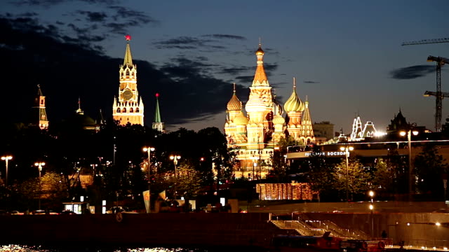 Blick-auf-die-Moskwa-und-den-Kreml-(in-der-Nacht),-Moskau,-Russland--die-beliebteste-Ansicht-von-Moskau