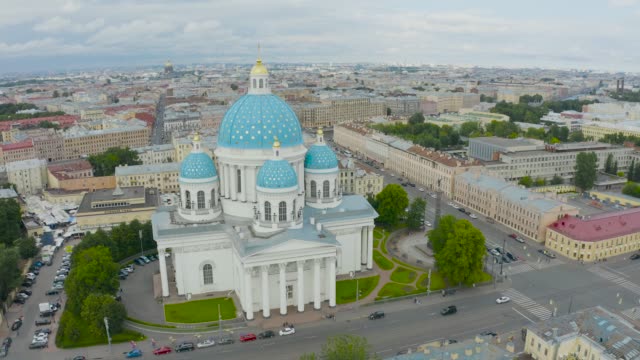 The-famous-Trinity-Cathedral-with-blue-domes-and-gilded-stars,-view-of-the-historic-part-of-the-city-of-Saint-Petersburg,-typical-houses-around