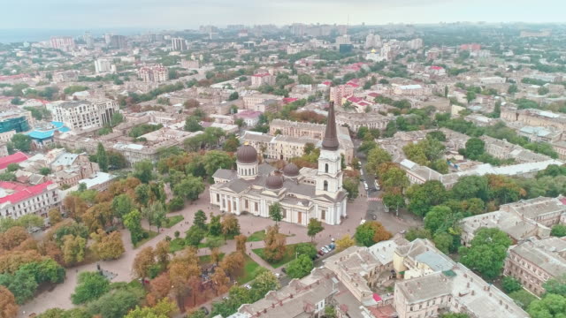Luftaufnahme-der-Verklärung-Kathedrale-und-Odessa-Stadtzentrum-an-bewölkten-Tag.