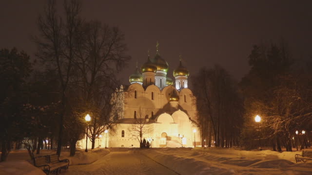Fallender-Schnee-Nachtansicht-der-Mariä-Himmelfahrt-Kathedrale,-in-Stein-in-den-frühen-1210er-Jahren-in-Jaroslawl,-Russland-gebaut