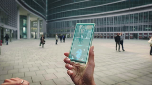 Zeitlupe-einer-Geschäftsfrau-Hand-mit-einem-futuristischen-Glas-Handy-mit-der-neuesten-fortschrittlichen-Augmented-Reality-holographische-Technologie,-um-Videoanruf-an-ihre-Kollegen-zu-machen