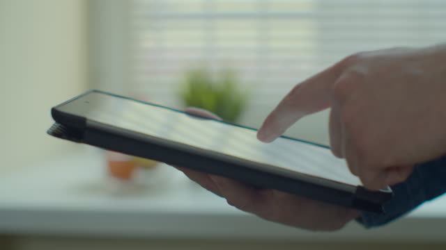 Hombre-usando-tableta-computadora-de-compras-en-línea-trabajando-desde-casa.-De-cerca.