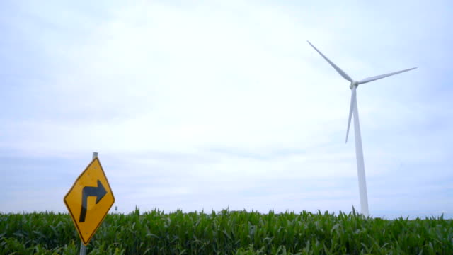 Schild-weist-auf-Windgenerator.-Zukunft-der-Industrie-Energiekonzept