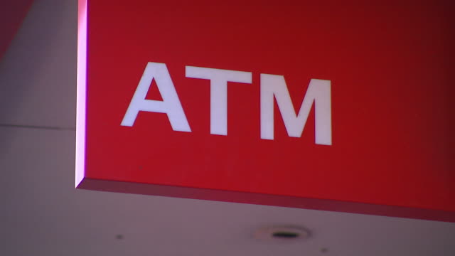 Geld-bei-der-Bank-ATM-abheben