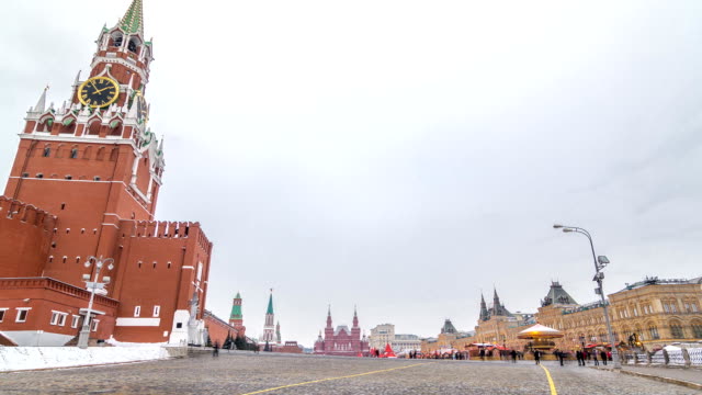 Rusia,-Moscú,-Plaza-Roja-timelapse.-La-torre-Spasskaya-y-el-centro-comercial-GUM-en-la-parte-posterior