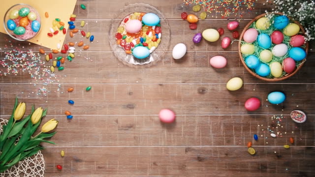 El-huevo-de-Pascua-gira-sobre-la-mesa-decorada-con-huevos-de-Pascua.-Vista-superior