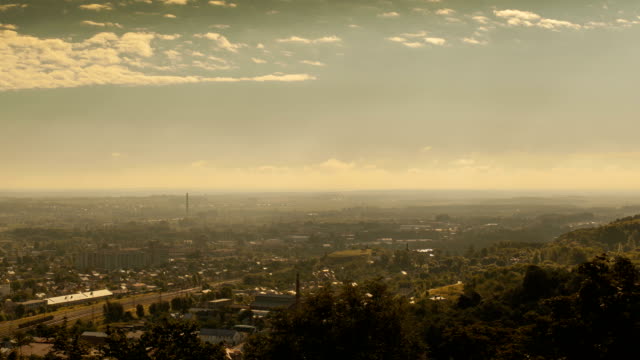 Timelapse-de-la-mañana-en-la-ciudad-con-las-nubes-en-movimiento.-Los-rayos-de-sol-de-la-mañana.-Lviv,-Ucrania.