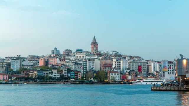 Blick-über-Bucht-goldenes-Horn-auf-der-Galata-Turm-und-seiner-Nachbarschaft-Tag-zu-Nacht-Zeitraffer-in-Istanbul
