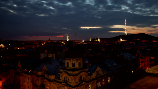 Timelapse-de-la-noche-en-la-ciudad-vieja-con-las-nubes-en-movimiento.-Lviv,-Ucrania.
