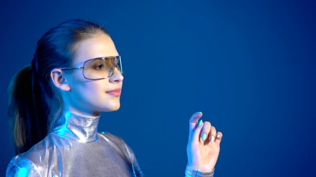 Frau-in-Silber-Kleidung-tragen-Brillen-virtuellen-Tasten