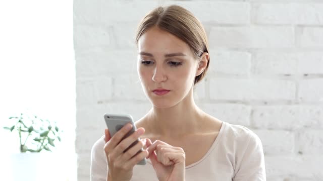 Schöne-junge-Frau-mittels-Internet-auf-Smartphones,-Anwendungen