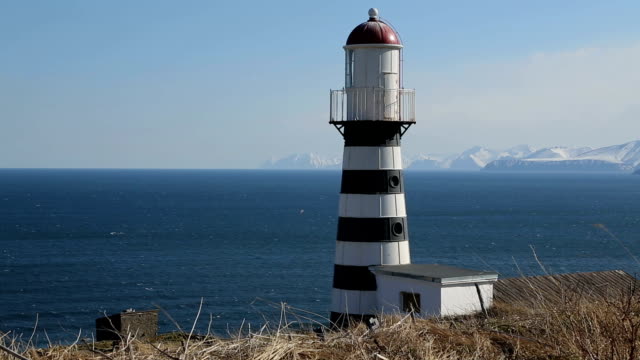 Petropavlovsk-Leuchtturm-auf-der-Küste-des-Pazifischen-Ozeans.-Petropawlowsk-Kamtschatski-Stadt