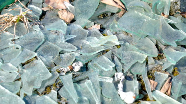 Viele-Glasscherben-Stücke-auf-dem-Boden