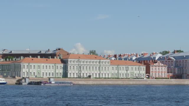 Palacio-de-Pedro-II-(State-University)-y-río-Neva-en-el-verano---St.-Petersburg,-Rusia