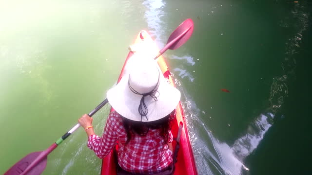Ángulo-superior-visión-de-mujer-de-kayak-en-Laguna-acción-cámara-POV-de-niña-remando-en-Kayak-barco