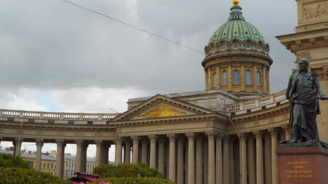 Kuppel-und-Säulen-der-Kasaner-Kathedrale-in-St.-Petersburg