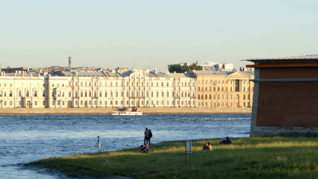 La-gente-se-basa-en-una-costa-de-Peter-y-Paul-Fortress-en-el-verano---San-Petersburgo,-Rusia
