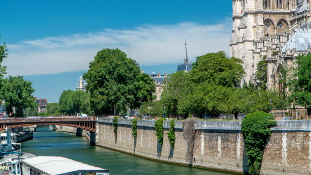 Seine-mit-Double-Bridge-und-Notre-Dame-de-Paris-Timelapse-ist-eines-der-berühmtesten-Wahrzeichen-von-Paris