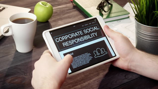 Soziale-Verantwortung-Internet-Seite-mit-digital-Tablette-am-Schreibtisch-zu-überprüfen