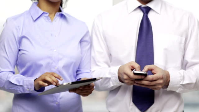 businessman-and-businesswoman-with-smartphones-at-office