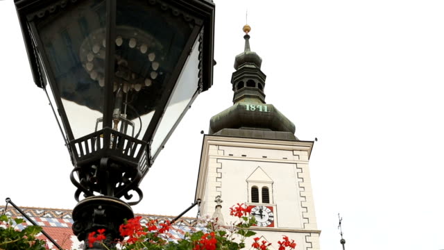 Exterior-de-la-iglesia-antigua-hermosa-San-Marcos,-arquitectura-de-la-ciudad-de-Zagreb
