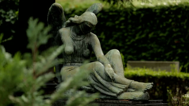 Sehen-Sie-sich-auf-schöne-Skulptur-der-traurige-weibliche-Engel,-Statue-auf-Mirogoj-Friedhof