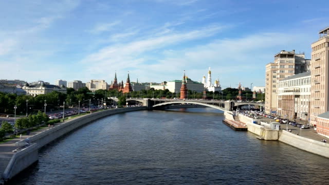Kremlin-de-Moscú-y-el-río-de-Moskva