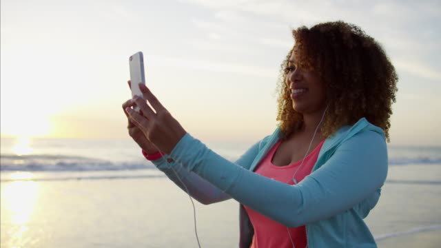 African-American-mujer-ondeando-al-aire-libre-la-tecnología-interactiva
