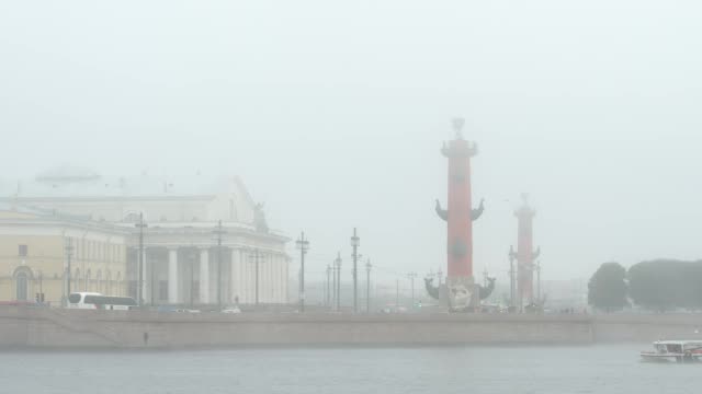 Nebel:-Spieß-der-Vasilievsky-Insel-und-ein-Tour-Schiff-am-Morgen---St.-Petersburg,-Russland