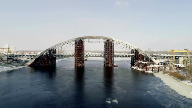 Rostige-unvollendete-Brücke-in-Kiew,-Ukraine.-Kombinierte-Auto--und-u-Bahn-Brücke-im-Bau.
